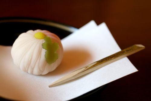 金沢蓄音器館から東山ひがし茶屋街へ。そして和菓子作り体験と金沢21世紀美術館という旅行プラン案